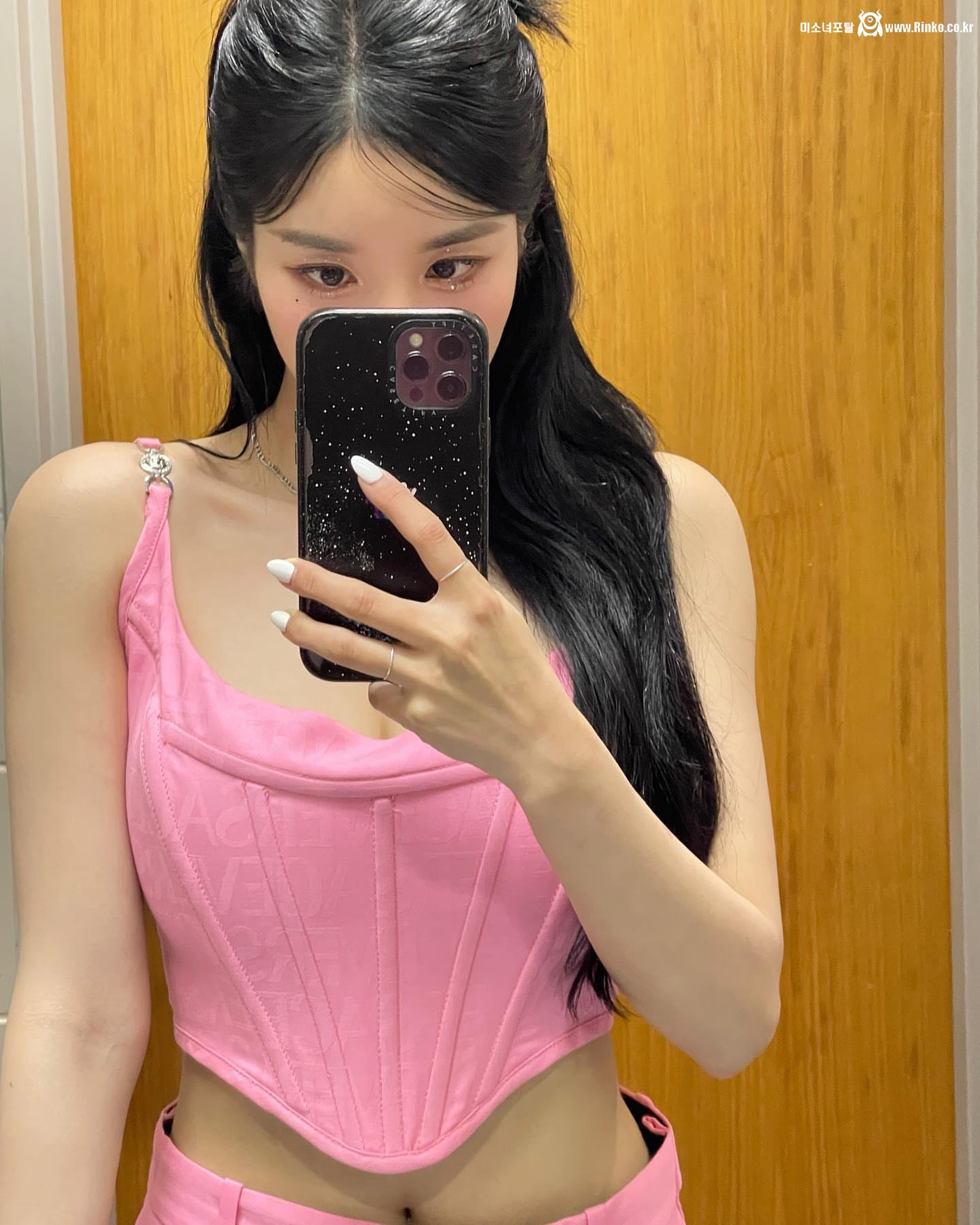 노출 가뭄난 잼버리 공연...유일한 희망 권은비 핑크 코르셋 가슴골