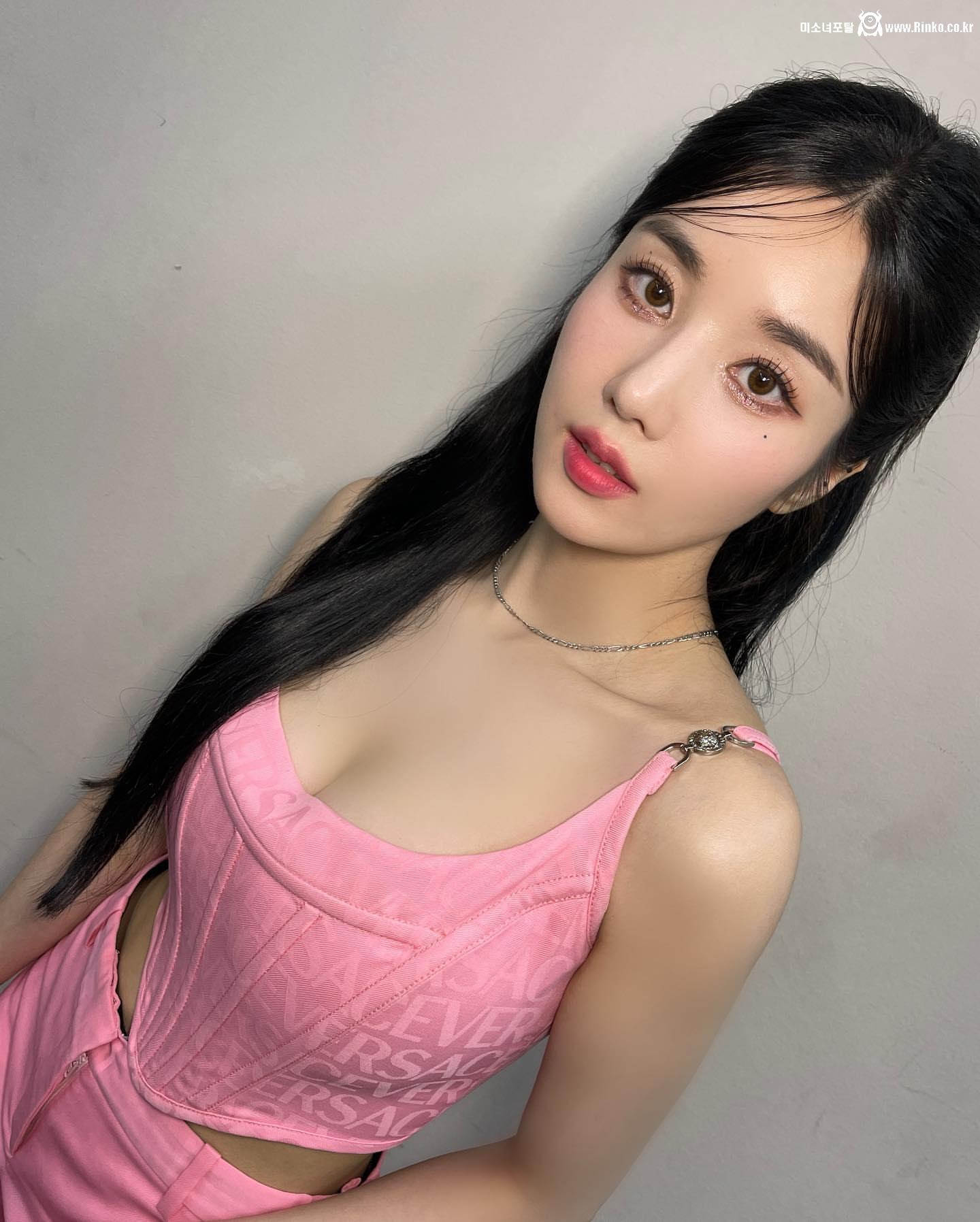 노출 가뭄난 잼버리 공연...유일한 희망 권은비 핑크 코르셋 가슴골