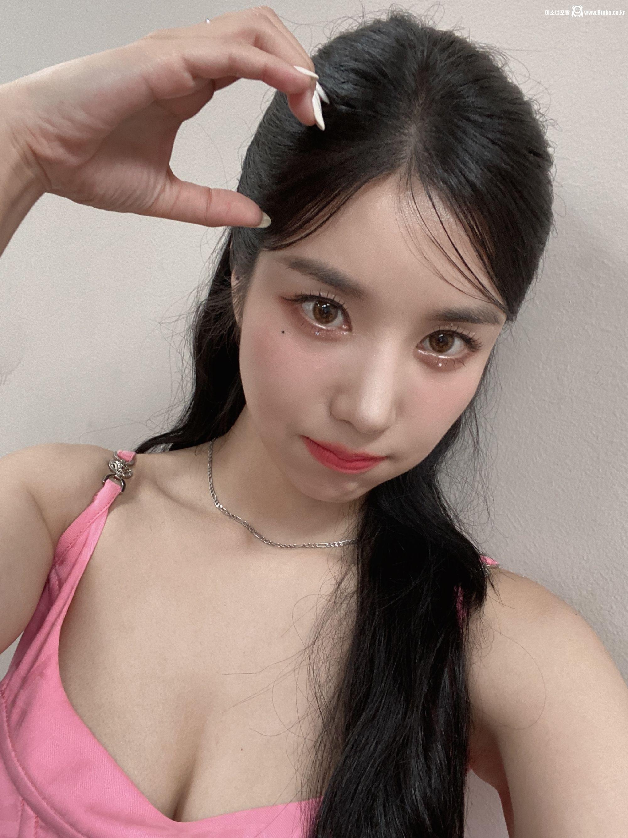 노출 가뭄난 잼버리 공연...유일한 희망 권은비 핑크 코르셋 가슴골