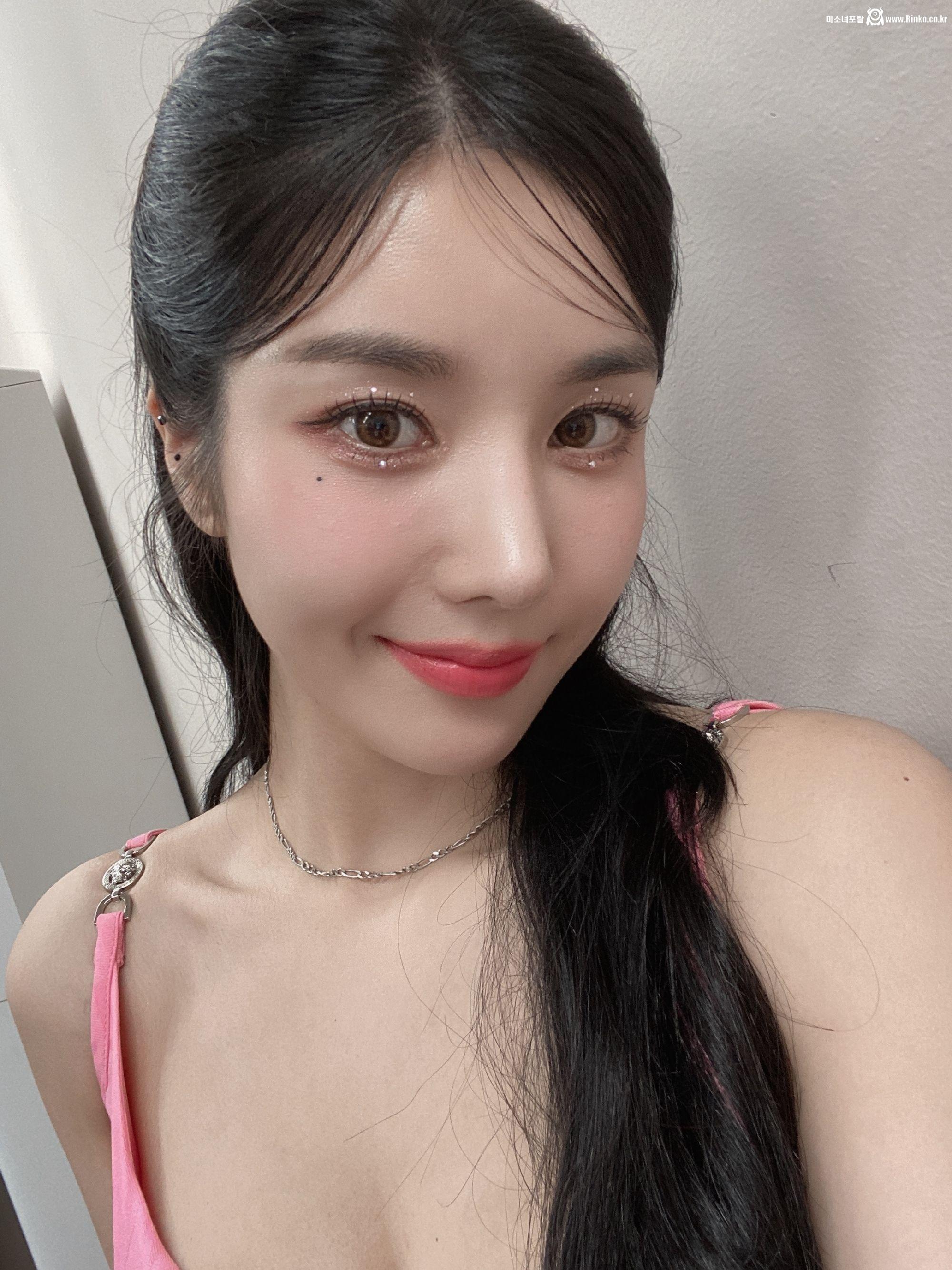 노출 가뭄난 잼버리 공연...유일한 희망 권은비 핑크 코르셋 가슴골