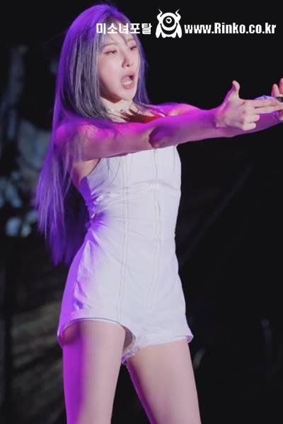 끈 민소매 바디슈트 헐렁한 틈 이채연