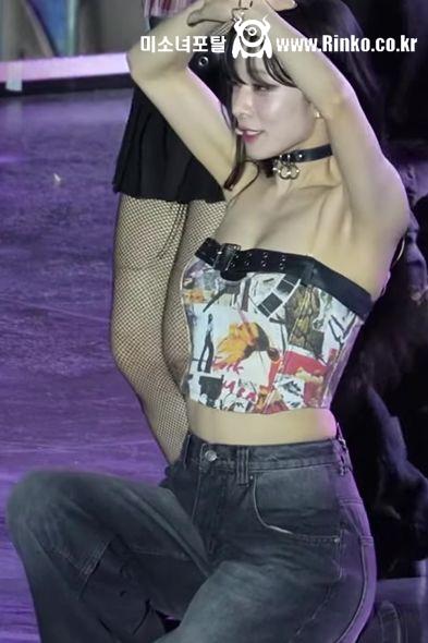 벨트로 고정시킨 프로미스나인 이채영