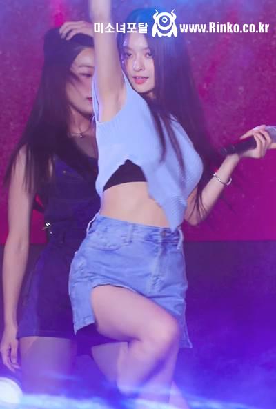 프로미스나인 이나경 봉긋 골지 민소매 청치마