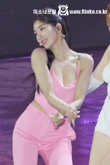 핑크 민소매 가슴골 권은비