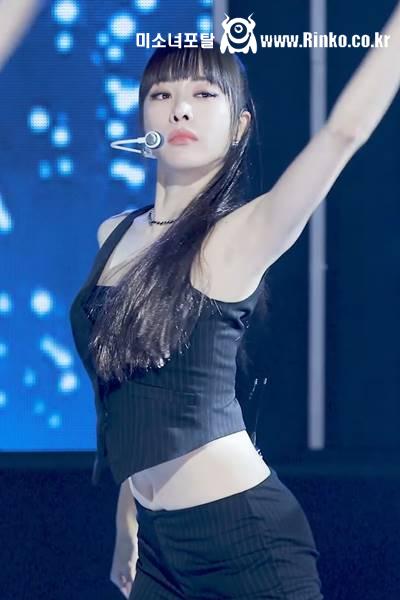 슈트 조끼 가슴골 브브걸 은지