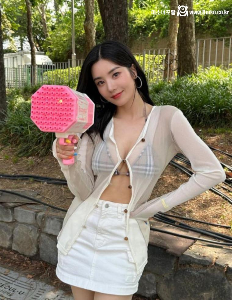 화장실에서 워터밤 의상 적셔본 권은비