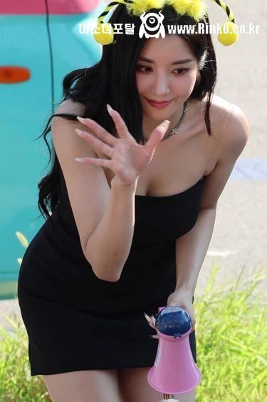 팬미팅에 적극적으로 임하는 권은비