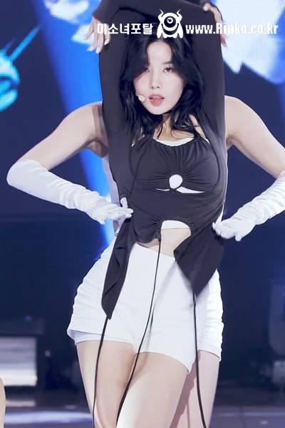 화이트 탑 위에 스트랩 민소매 권은비