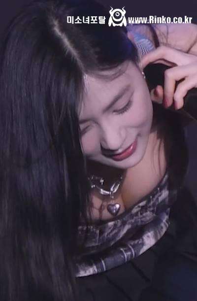 에이핑크 오하영 땀 닦다 노출하는 가슴골