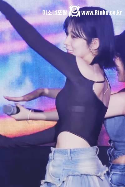 너무 얇아 속이 비치는 홀터넥 오프솔더 티셔츠 청치마 프로미스나인 이채영