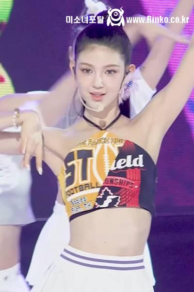 올백머리 크롭 홀터넥 뉴진스 다니엘