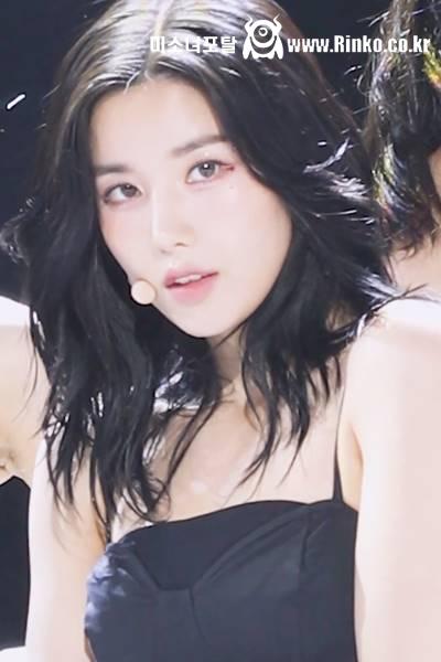 블랙 끈민소매 옆트임 스트랩 겨드랑이 권은비