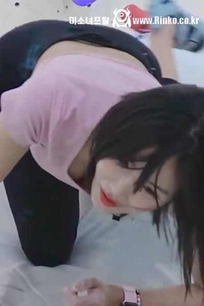 봉긋 티셔츠 레깅스 핏 암벽 등반 하는 조현영