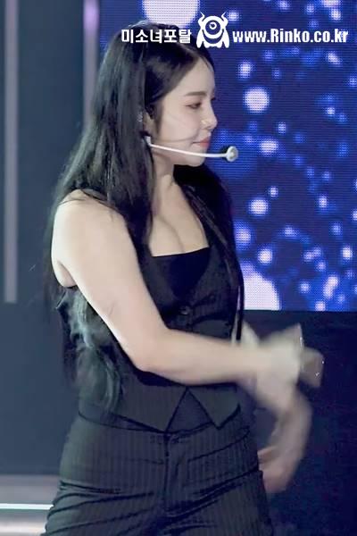 블랙 슈트 조끼 가슴골 브브걸 유정