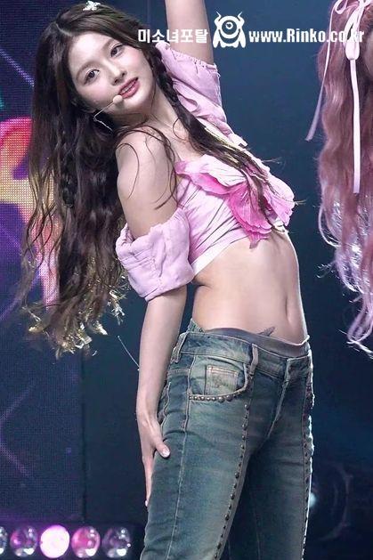 허리 미녀 엔믹스 설윤