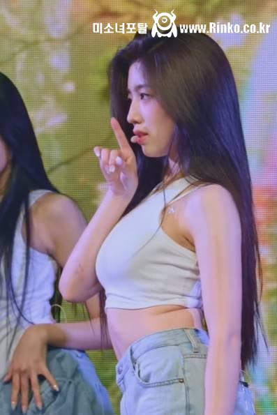 봉긋 크롭 민소매 청바지 핏 트리플에스 박소현