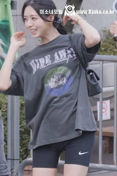 출근길 사복 나이키 숏 레깅스 ITZY 유나