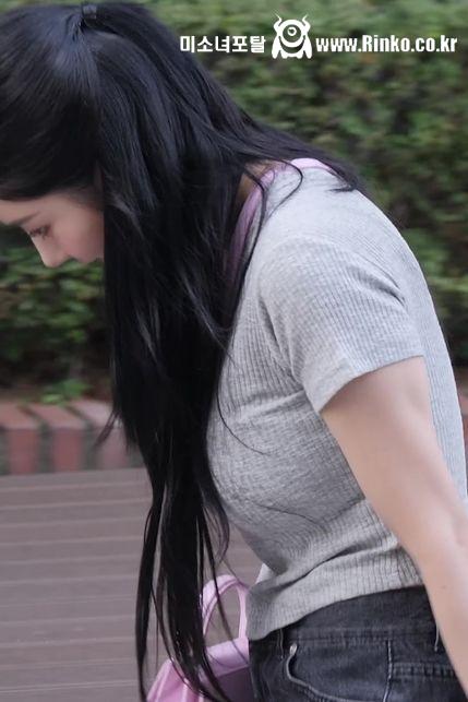 마음도 흔들리고 가방도 흔들리는 권은비