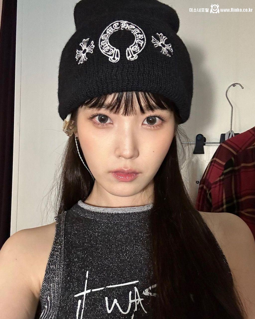 과욕 부리다 너무 힙하게 입고 나온 아이유