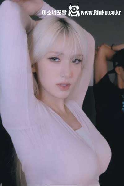 봉긋한 가슴 감싸는 연핑크 무용복 전소미