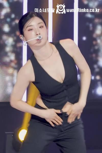 블랙 슈트 조끼 가슴골 브브걸 유나