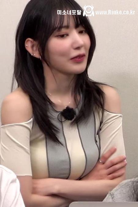 팔짱끼는 타이트한 르세라핌 사쿠라