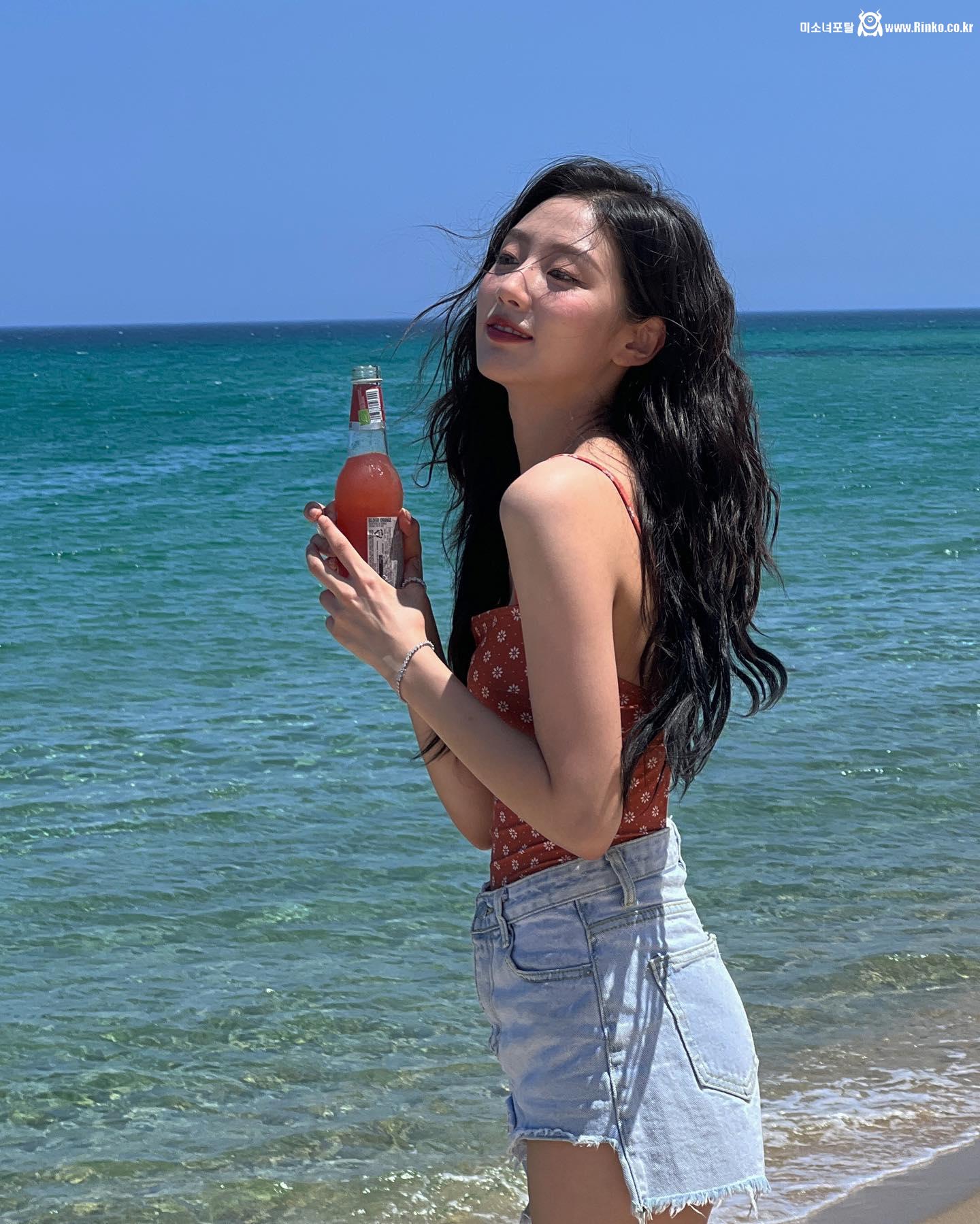 해변에서 꽃무늬 수영복 + 청핫팬츠 시원한 몸매 정예인