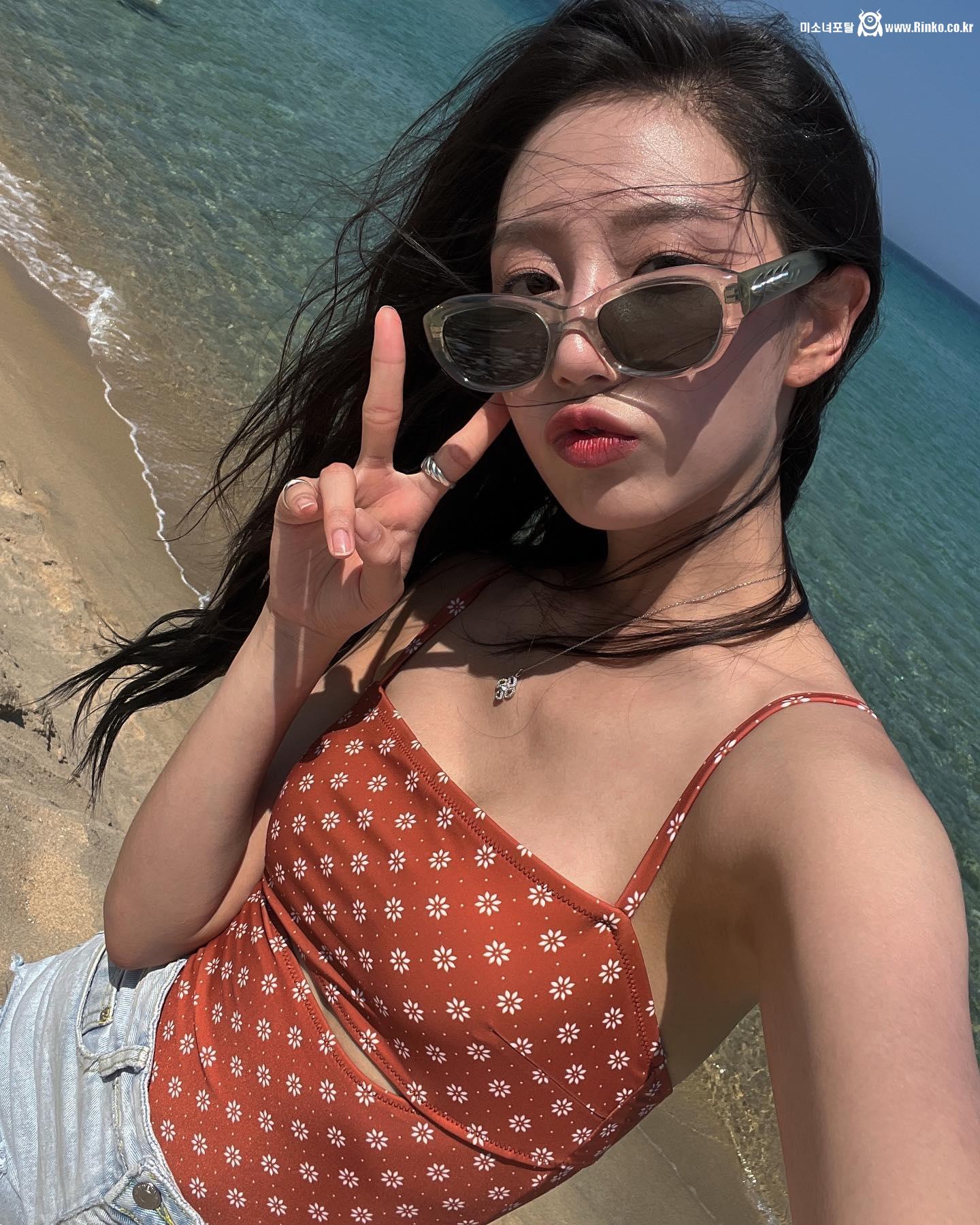 해변에서 꽃무늬 수영복 + 청핫팬츠 시원한 몸매 정예인