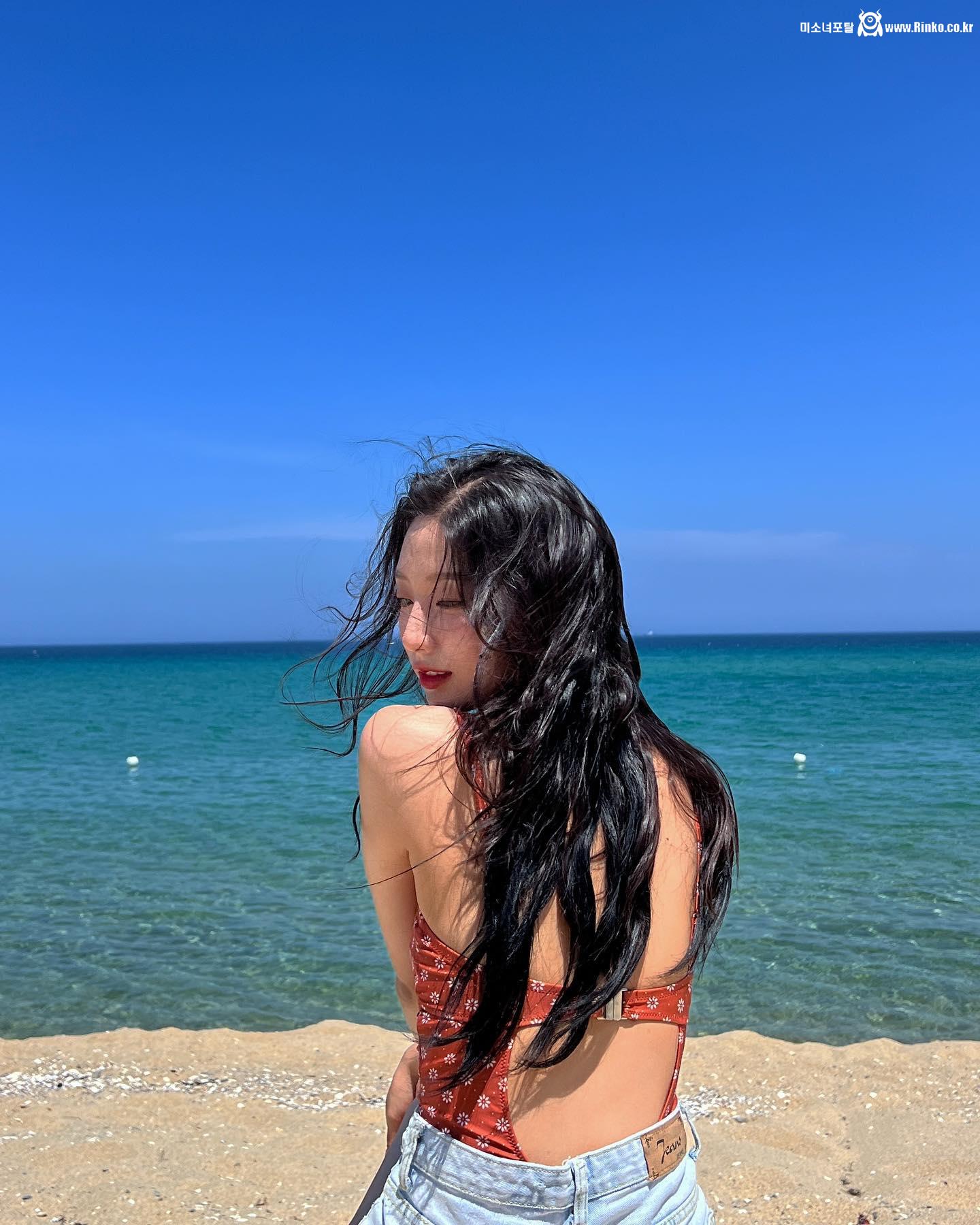 해변에서 꽃무늬 수영복 + 청핫팬츠 시원한 몸매 정예인