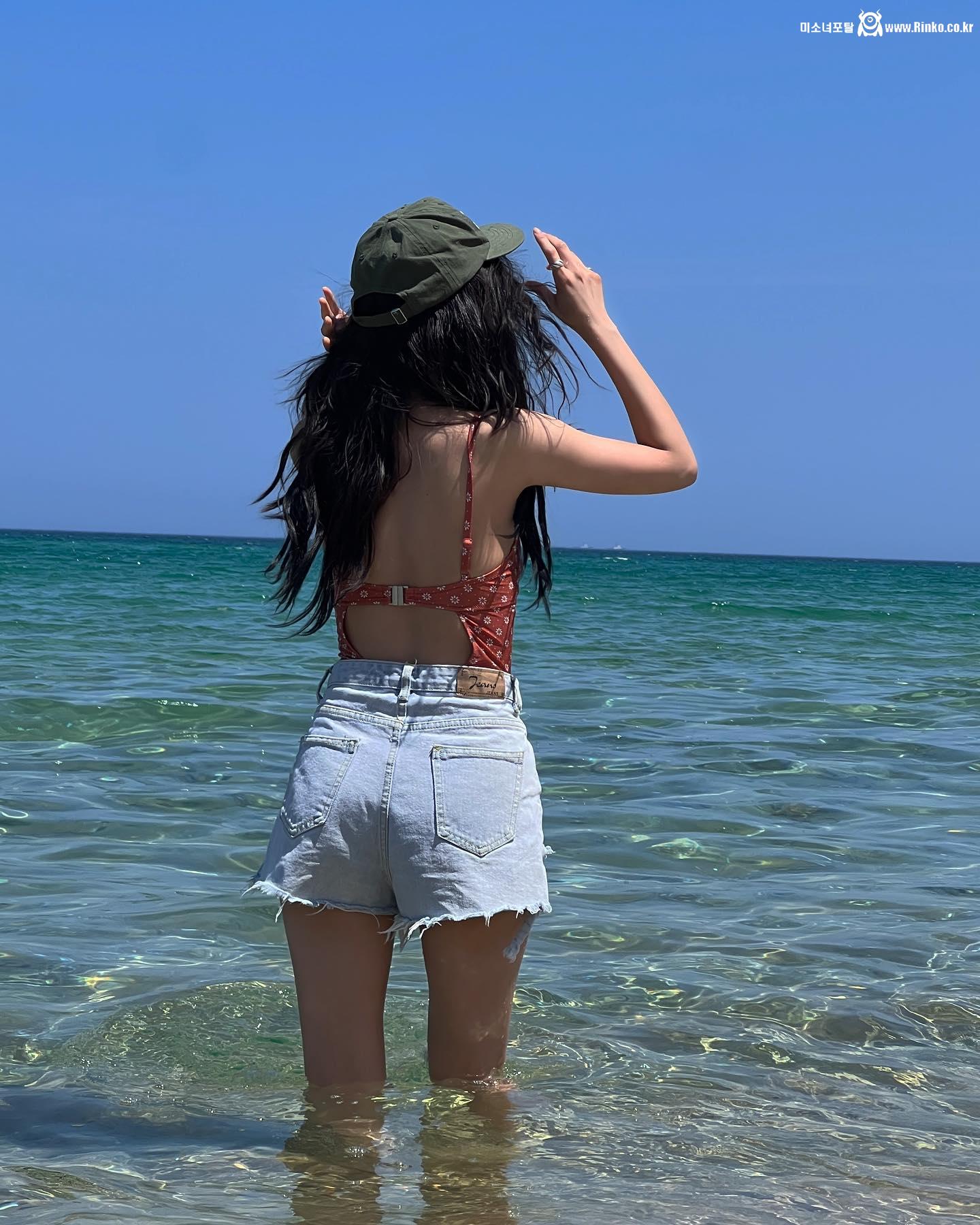 해변에서 꽃무늬 수영복 + 청핫팬츠 시원한 몸매 정예인