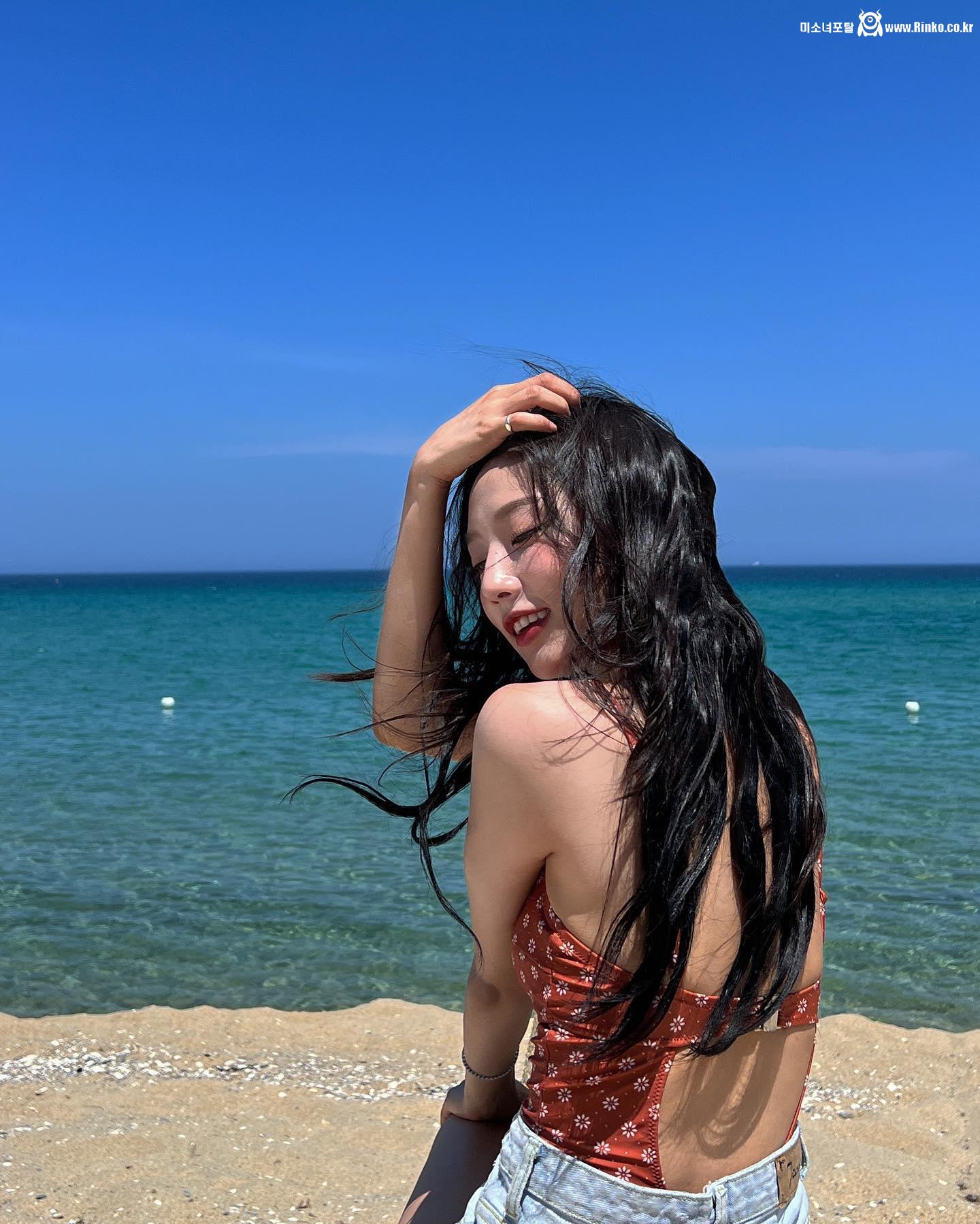 해변에서 꽃무늬 수영복 + 청핫팬츠 시원한 몸매 정예인