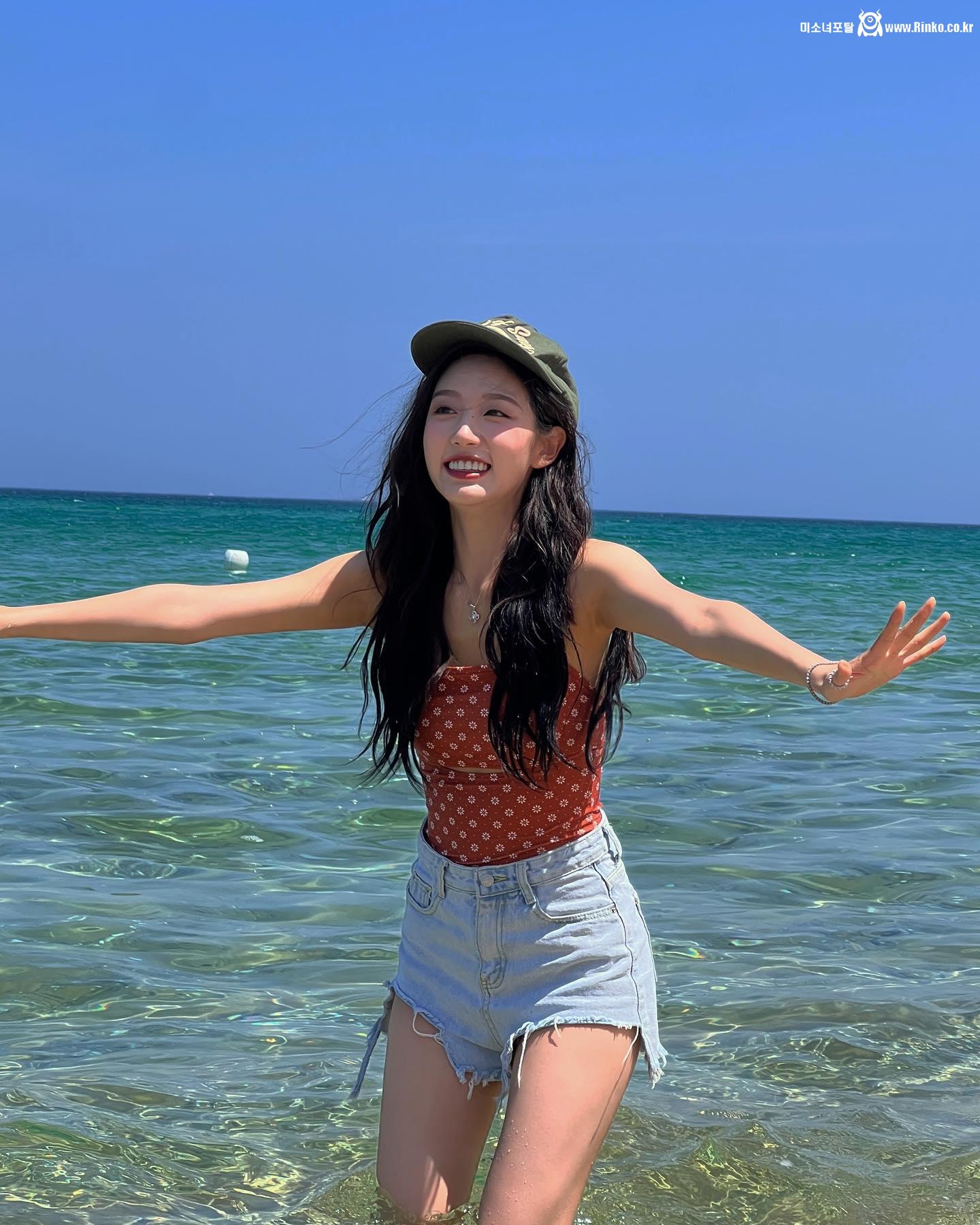 해변에서 꽃무늬 수영복 + 청핫팬츠 시원한 몸매 정예인