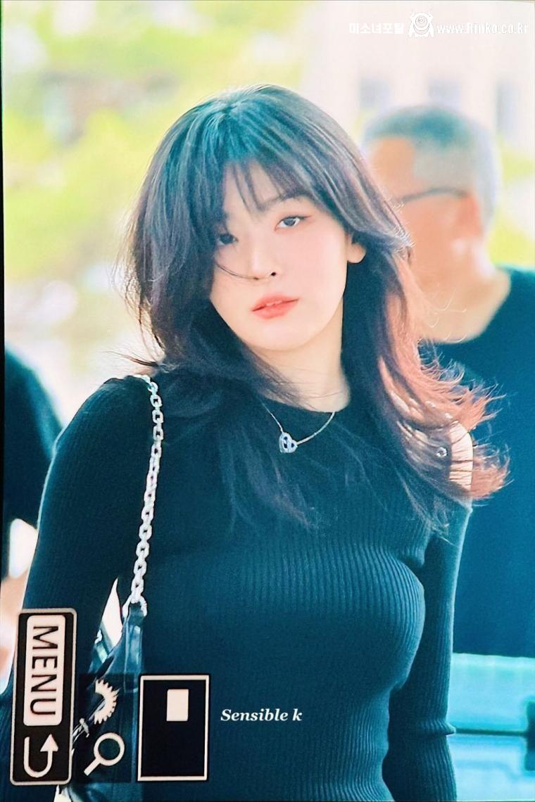 새로 바뀐 헤어스타일 레드벨벳 슬기 검은색 골지티 봉긋한 라인