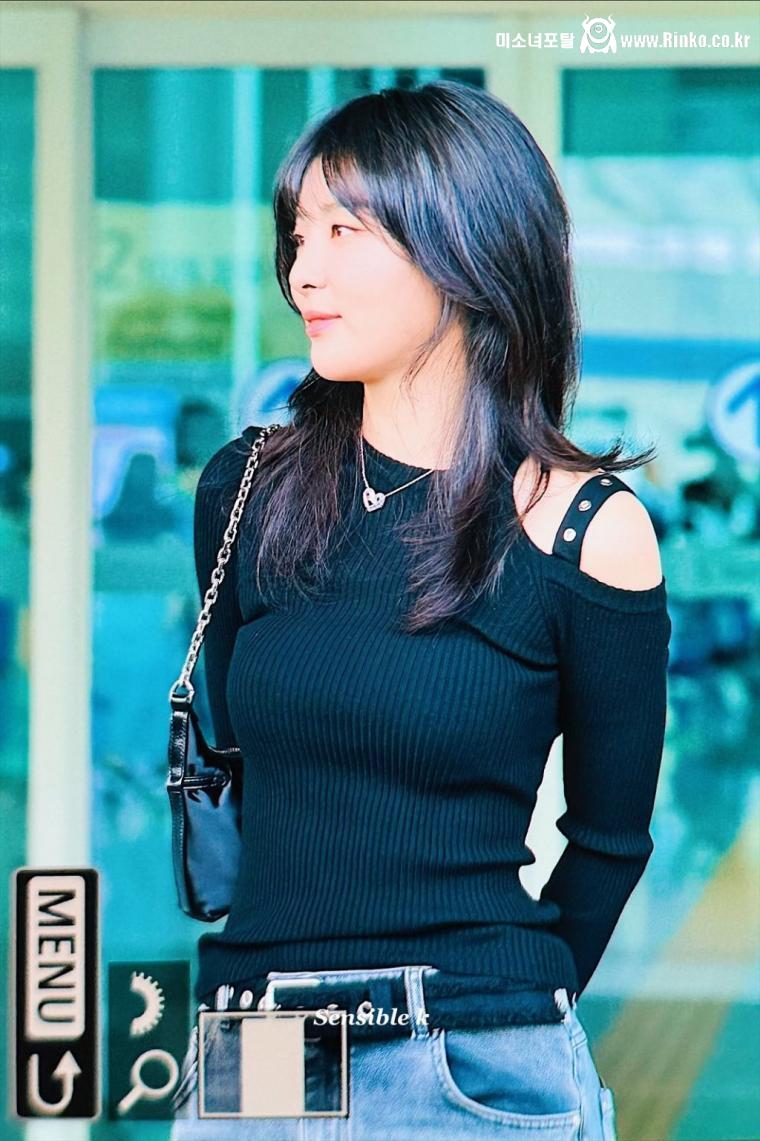 새로 바뀐 헤어스타일 레드벨벳 슬기 검은색 골지티 봉긋한 라인