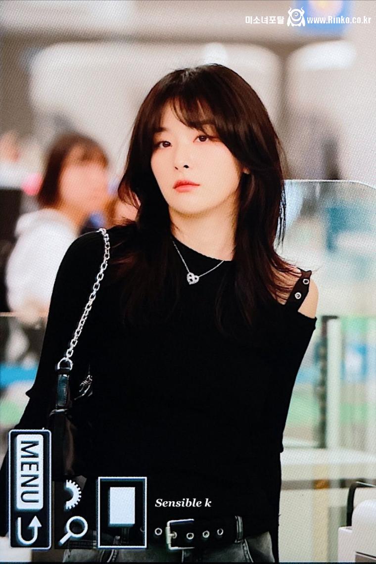 새로 바뀐 헤어스타일 레드벨벳 슬기 검은색 골지티 봉긋한 라인