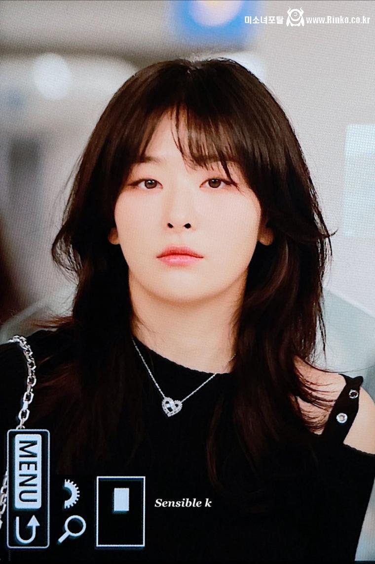 새로 바뀐 헤어스타일 레드벨벳 슬기 검은색 골지티 봉긋한 라인