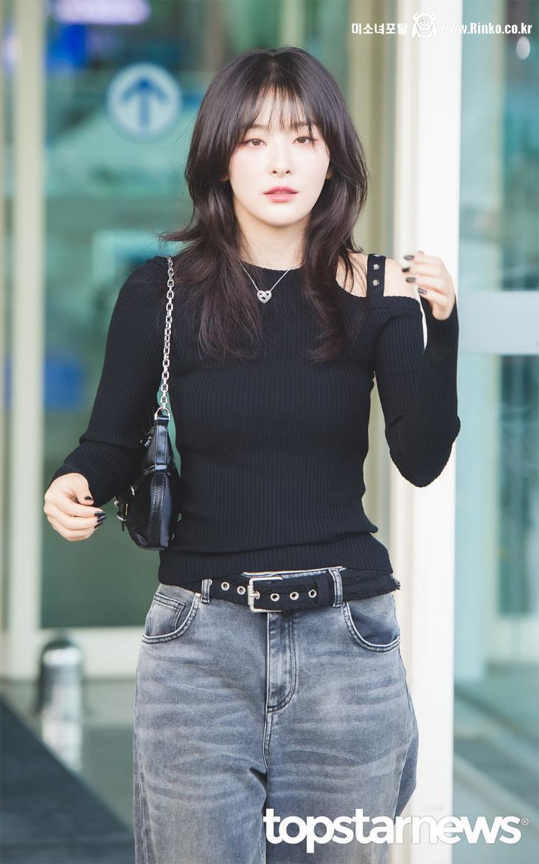 새로 바뀐 헤어스타일 레드벨벳 슬기 검은색 골지티 봉긋한 라인