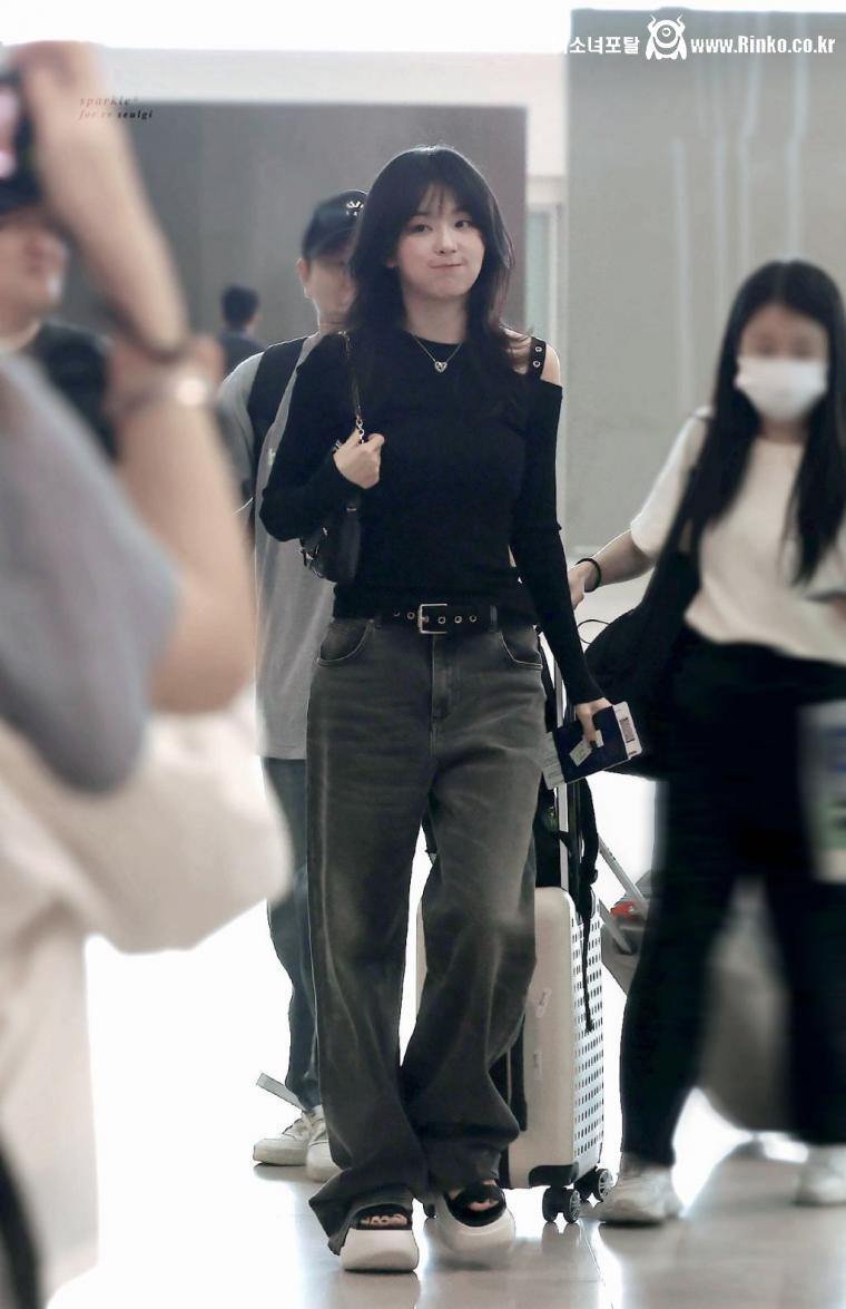 새로 바뀐 헤어스타일 레드벨벳 슬기 검은색 골지티 봉긋한 라인