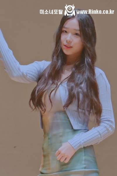 앞이 잠기지 않는 가디건 묵직한 드리블 트리플에스 김채연