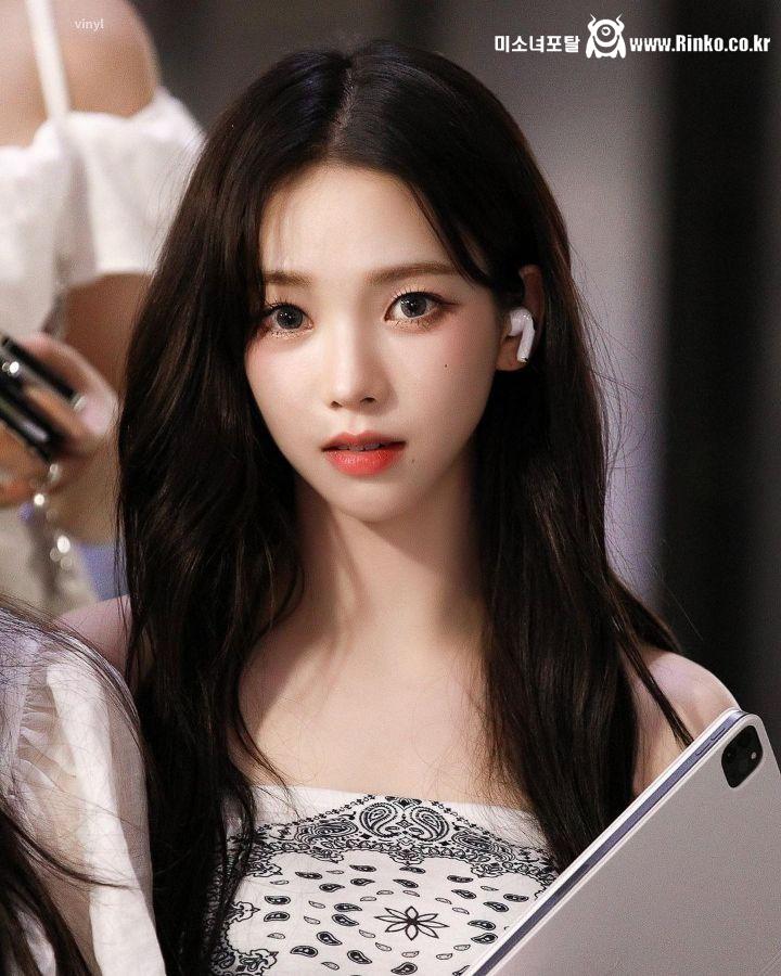 첫 콘서트 직전 긴장한듯 기도하고 성호긋는 에스파 카리나