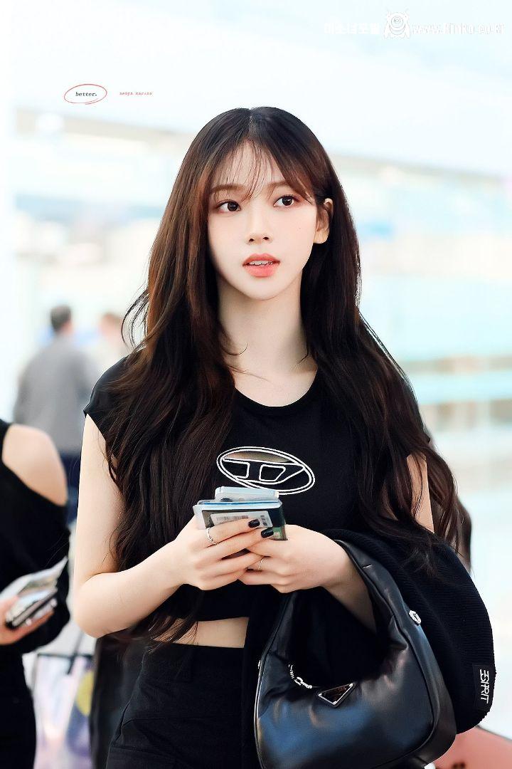 첫 콘서트 직전 긴장한듯 기도하고 성호긋는 에스파 카리나