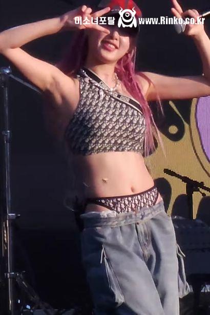 바지 내려 입은 최예나