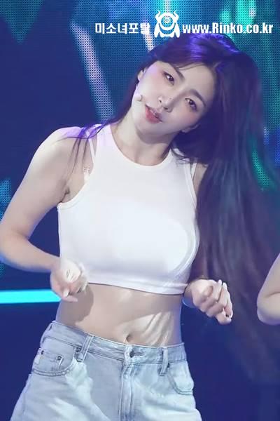 봉긋 크롭 흰티 청바지 트리플에스 박소현