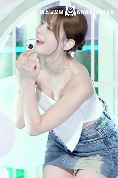 옆단추 화이트 오프솔더 가슴골 스테이씨 세은