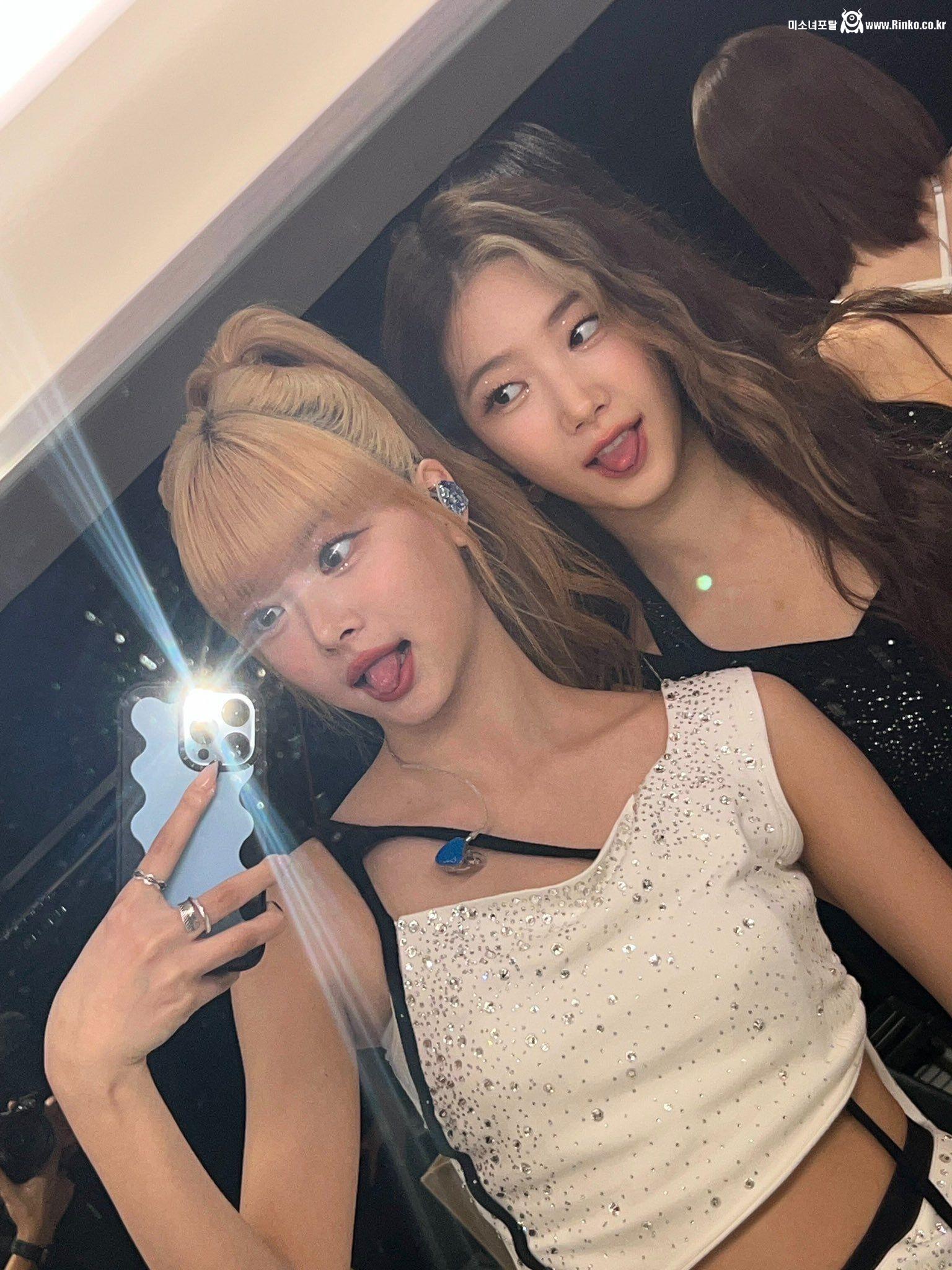 핑크빛 혀 빼꼼 내밀고 셀카 찍는 르세라핌 은채,카즈하