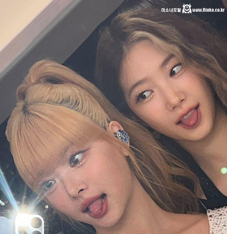 핑크빛 혀 빼꼼 내밀고 셀카 찍는 르세라핌 은채,카즈하