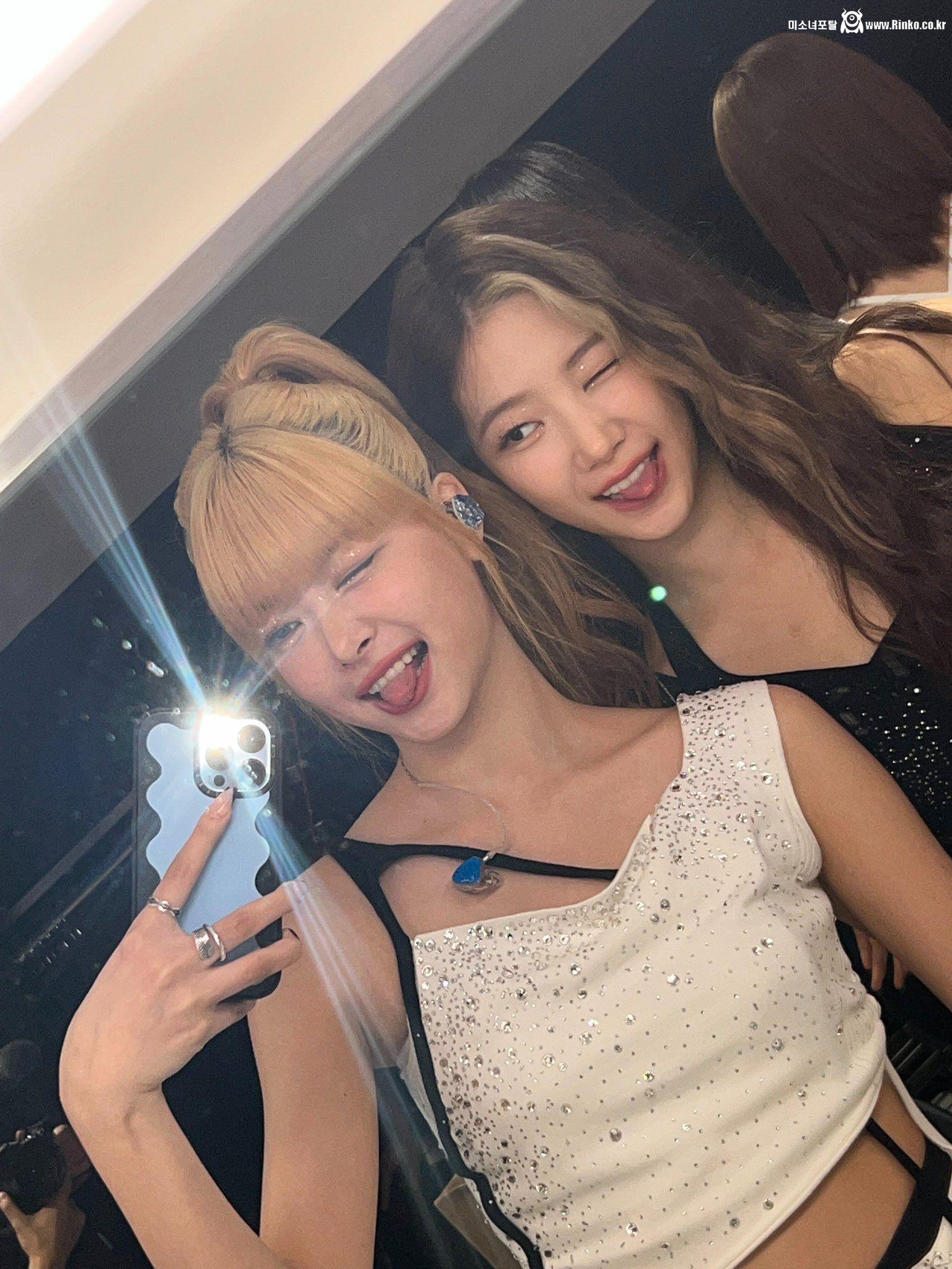 핑크빛 혀 빼꼼 내밀고 셀카 찍는 르세라핌 은채,카즈하