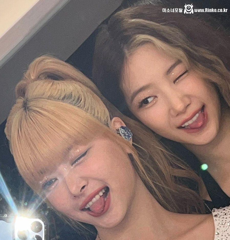 핑크빛 혀 빼꼼 내밀고 셀카 찍는 르세라핌 은채,카즈하
