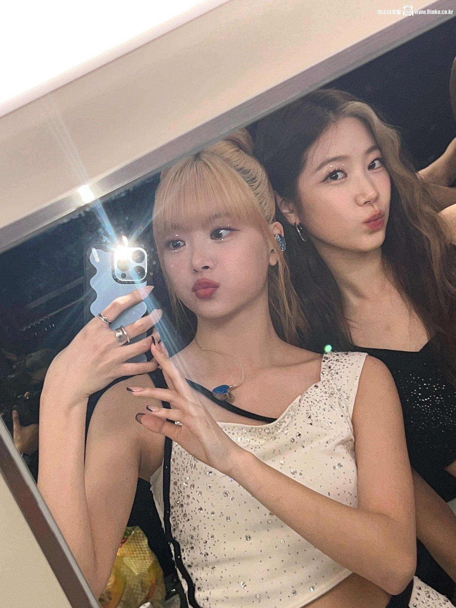 핑크빛 혀 빼꼼 내밀고 셀카 찍는 르세라핌 은채,카즈하