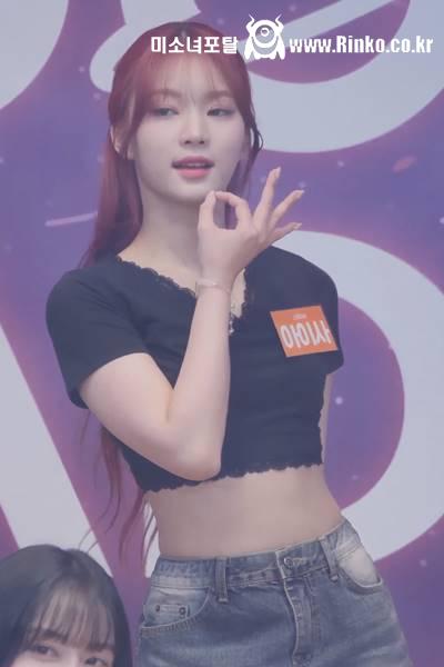 크롭티 청 치마 스테이씨 아이사